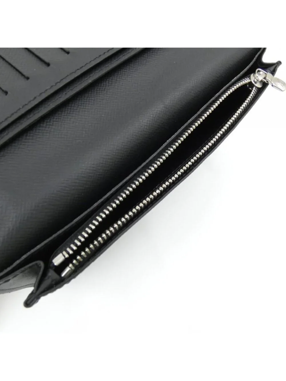 Louis Vuitton Taiga Portefeuille Brazza Wallet